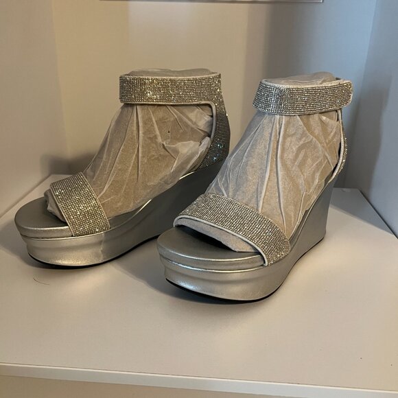 OTBT STATUS in SILVER Wedge Sandals Size 7 - Picture 3 of 5